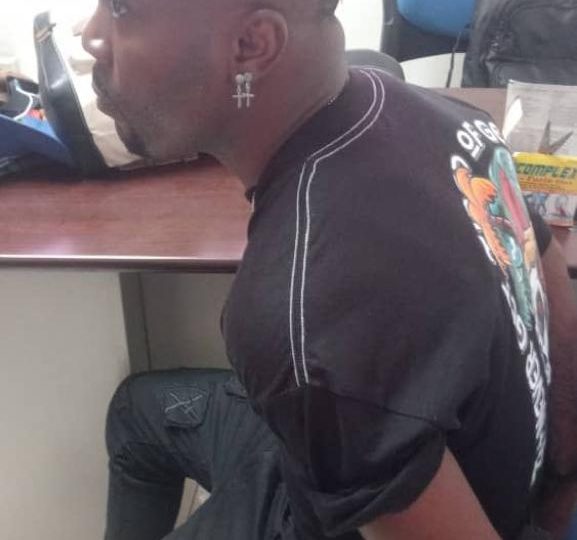 Un policier faisant partie du gang de Krisla arrêté à l’aéroport du Cap -Haïtien