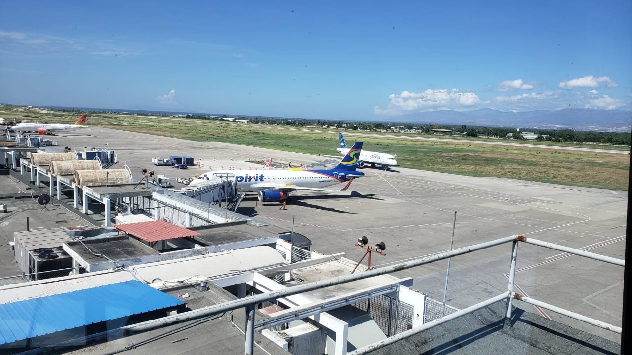 Panique à l’aéroport de Port-au-Prince : Des coups de feu éclatent, un policier blessé