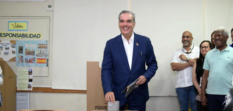 Luis Abinader réélu président de la République Dominicaine